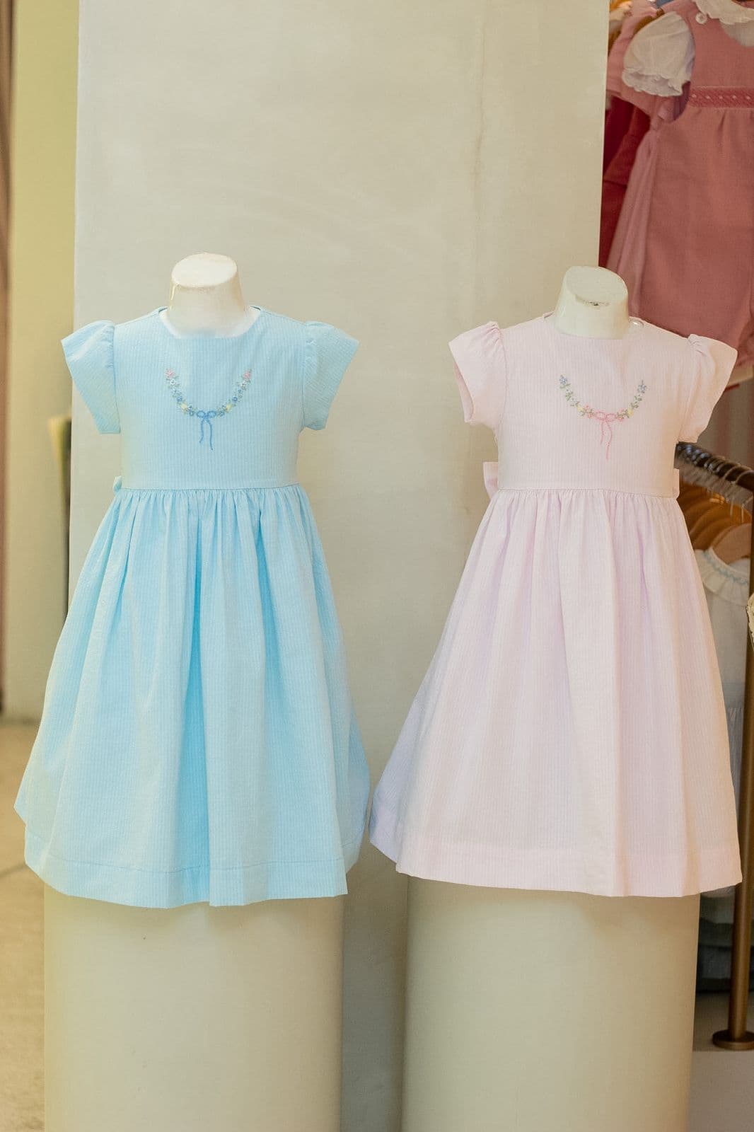 Vestido anarruga bordado